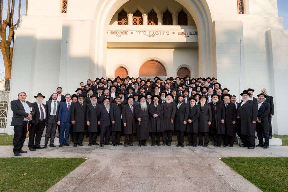 הרבנים בבית הכנסת "כדורי" בפורטו , חופשי