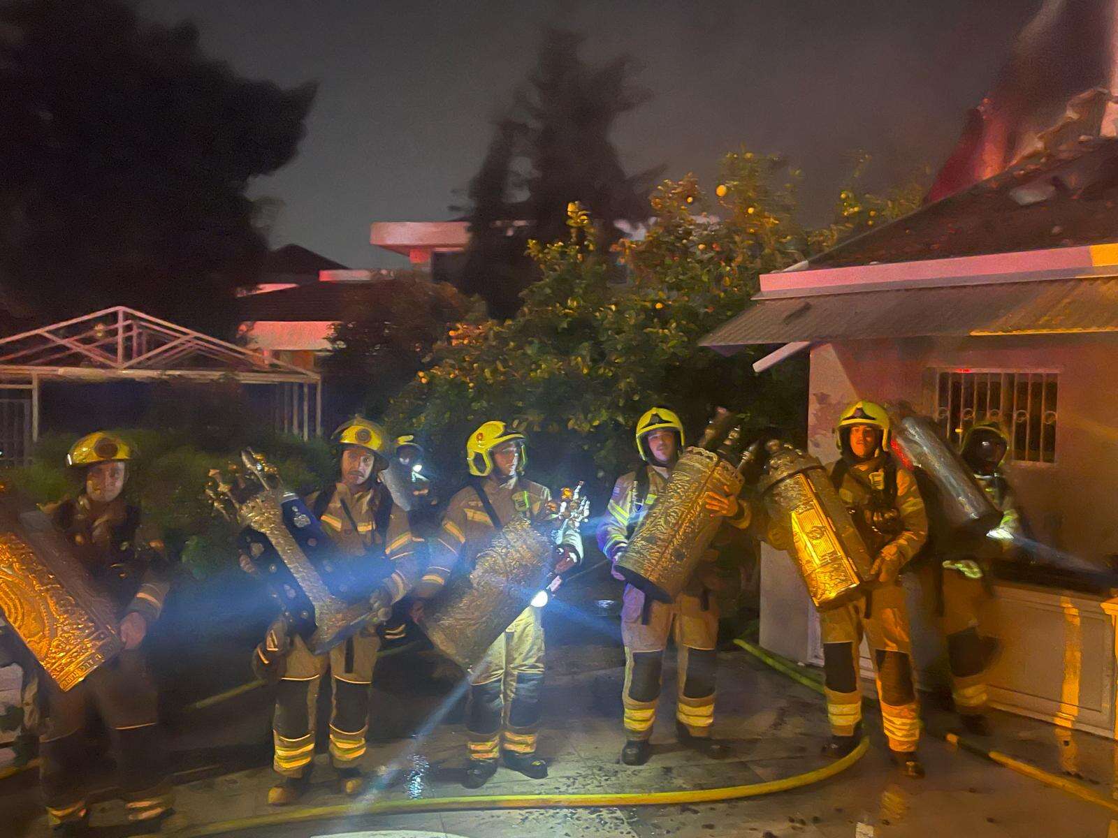 Les pompiers avec les livres de Torah sortis de la synagogue, porte-parole des pompiers