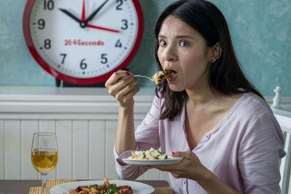 אישה אוכלת ארוחת ערב במהירות , מערכת feedy באמצעות הבינה המלאכותית ideogram