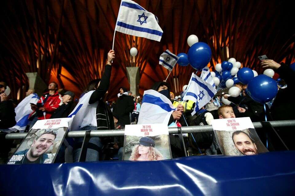 אוהדי נבחרת ישראל עם תמונות החטופים בבודפשט , Getty Images