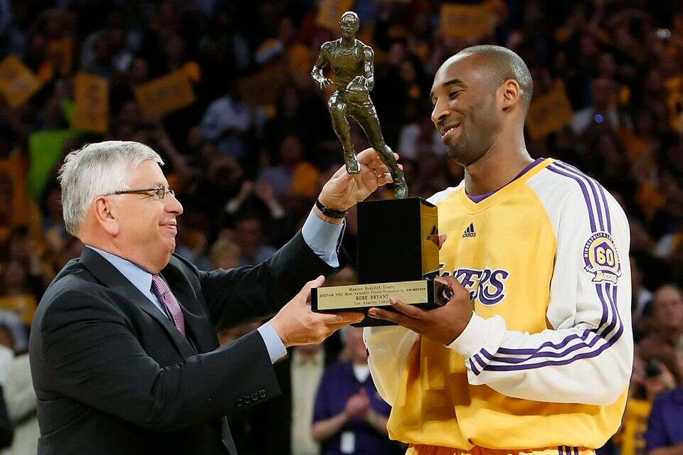 קובי בראיינט עם תואר ה-MVP , Getty Images
