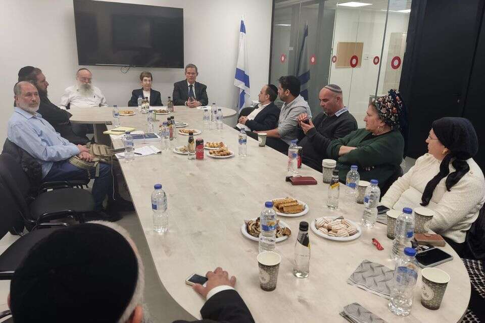 בני המשפחות יחד עם חברי הוועדה לבדיקת האסון (ארכיון) , טום כהן, אביו של שמואל אליהו שנספה באסון מירון
