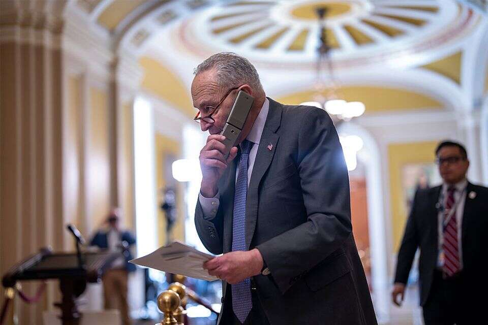 צ'אק שומר בדרך לפגישה בסנאט, היום , אי.פי