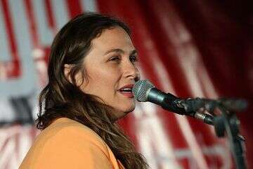 צפו: קרן פלס משתוללת על הבמה