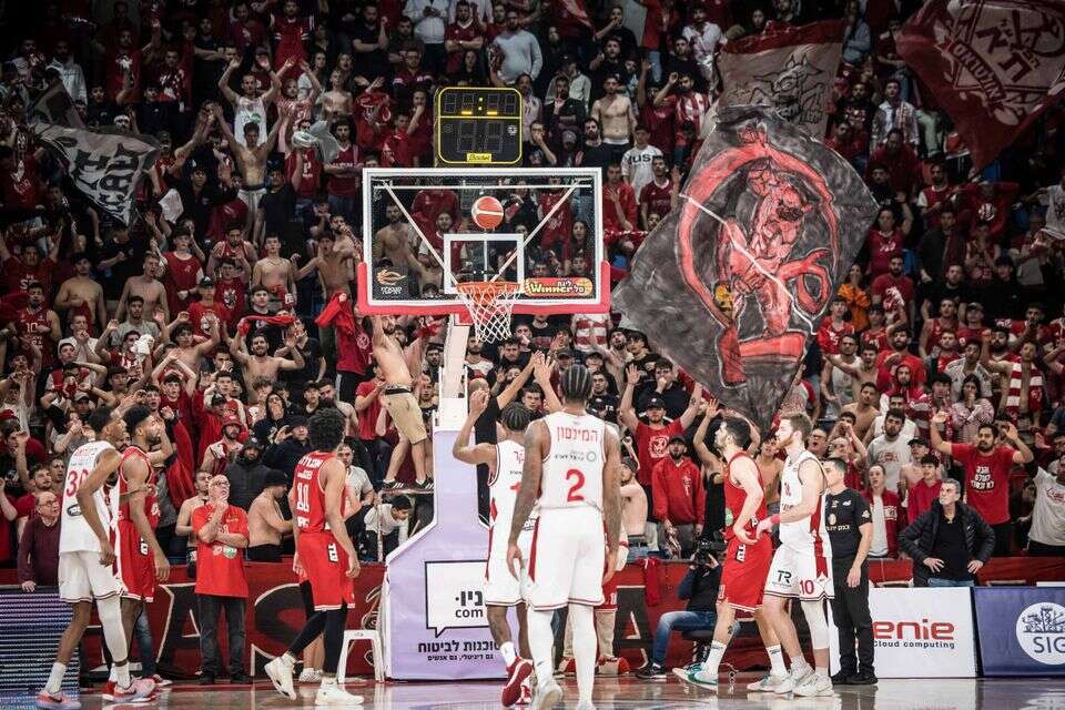 יציע העידוד בהיכל קבוצת שלמה , עודד קרני