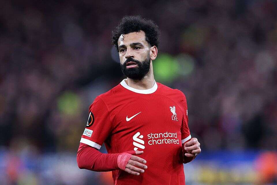 מוחמד סלאח. מקבל עזרה מההגנה , Getty Images