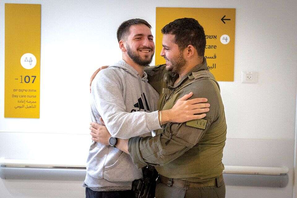 חיבוק של לוחמים. אורי ואור נפגשים, חודשיים אחרי התקרית , אורן בן חקון