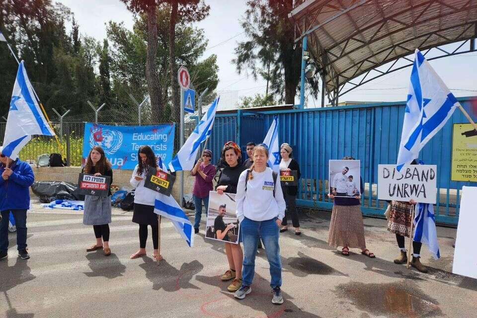 אמהות לוחמים מפגינות מחוץ למשרדי אונר"א בירושלים , אמהות הלוחמים