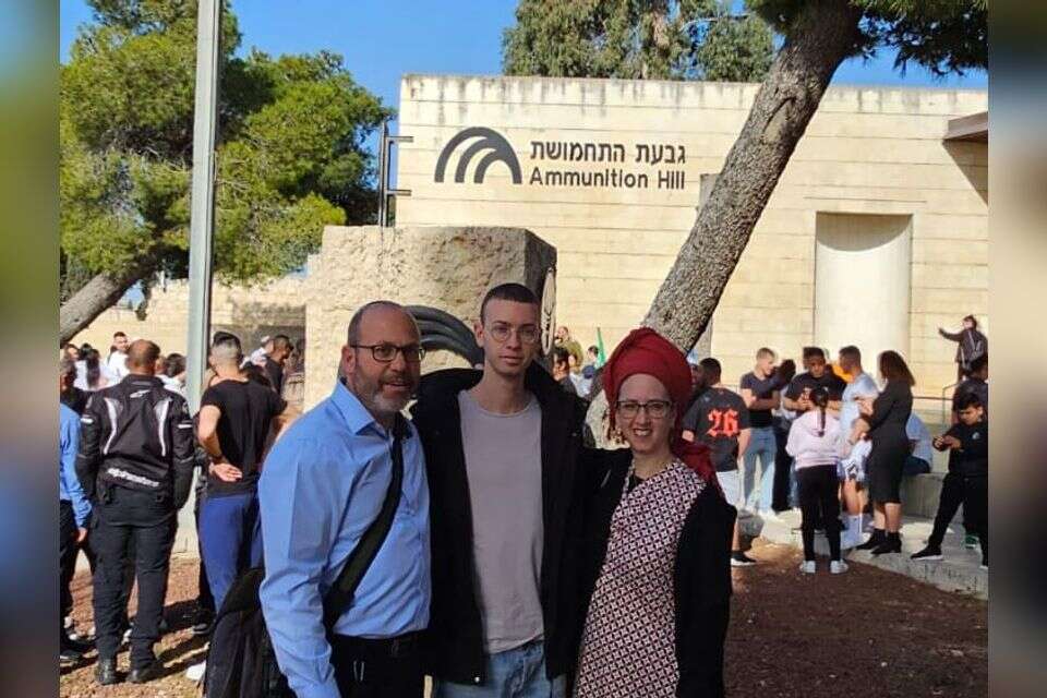 יאיר מור עם הוריו בלשכת הגיוס בירושלים , פורום תקווה