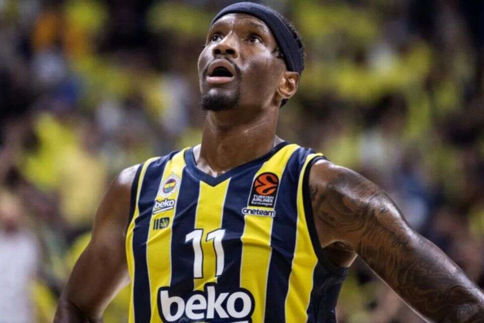 Report: Nigel Hayes Davies will receive a new offer "that will blow the cards"