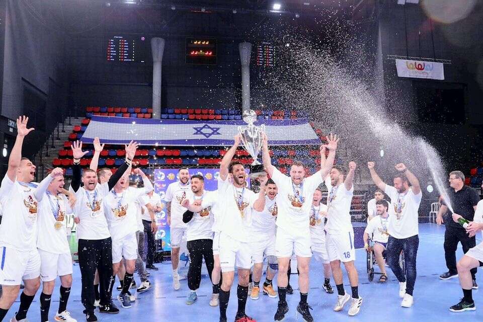 שחקני א.ס רמת השרון מניפים את גביע המדינה , הדר ואן קולא, איגוד הכדוריד