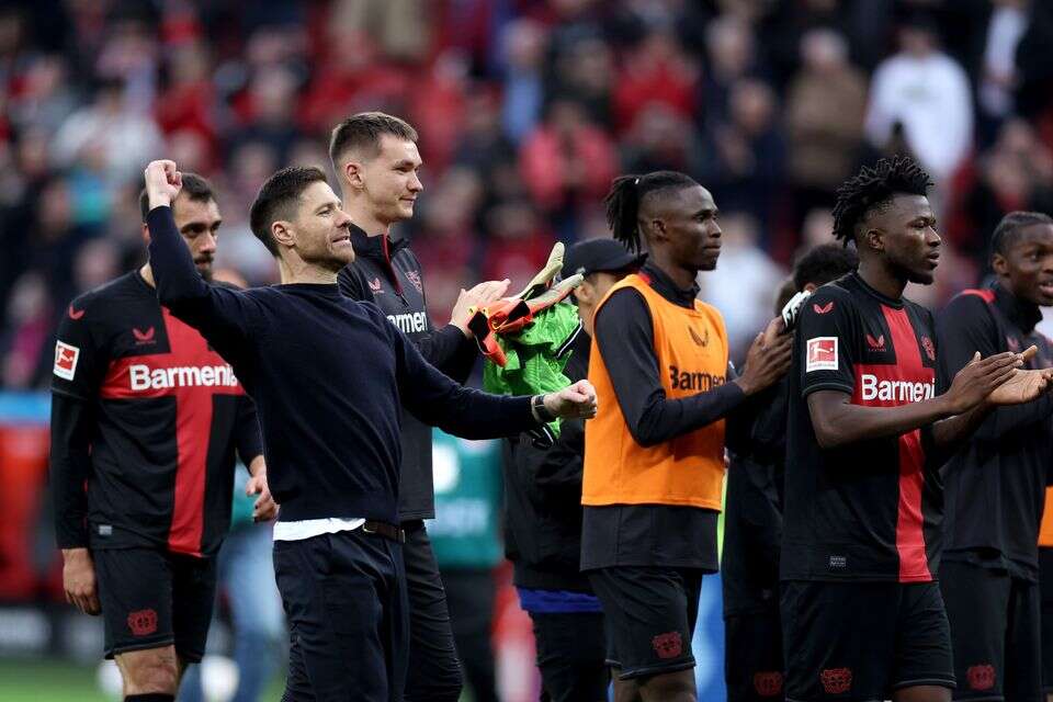 צ'אבי אלונסו חוגג עם שחקני לברקוזן. הוא לא ממהר לשום   מקום , Lars Baron/Getty Images