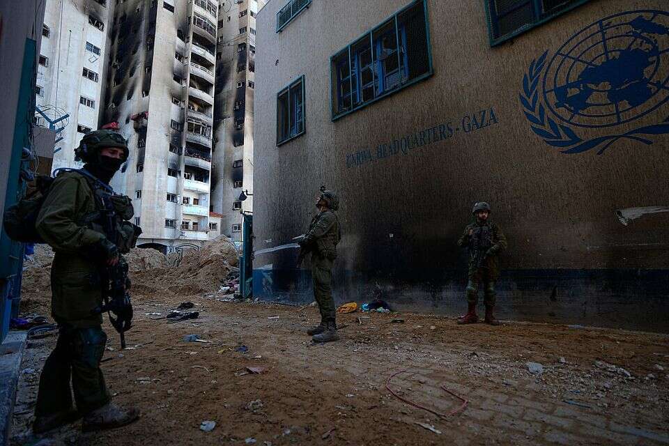 לוחמי צה"ל ליד מטה אונר"א בעזה (ארכיון) , איי.פי