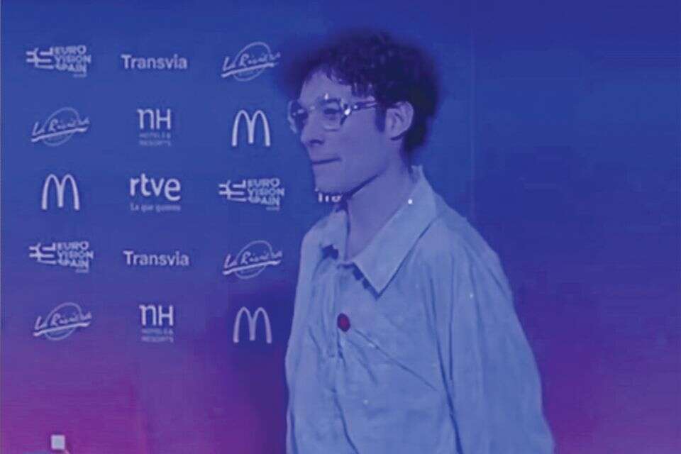 עונדים את הסיכות האדומות באירוע של האירוויזיון , ללא