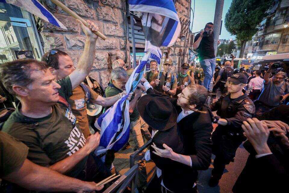 פעילי אחים לנשק מפגינים במאה שערים , יונתן זינדל/פלאש90