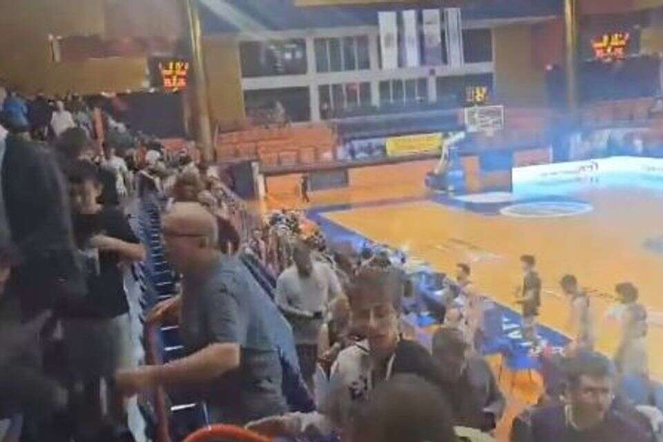 האוהדים בורחים למרחב המוגן , צילום מסך