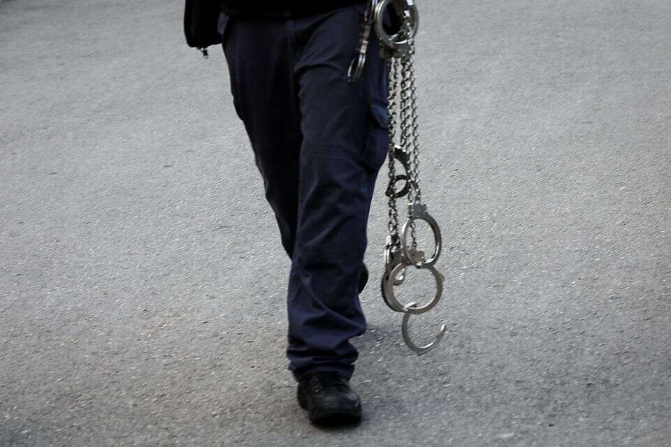 אזיקים (ארכיוו) , אורן בן חקון