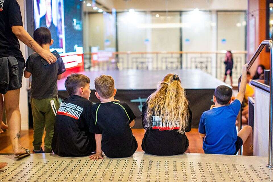 מפונים במלון דיוויד בים המלח (למצולמים אין קשר לידיעה) , אורן בן חקון