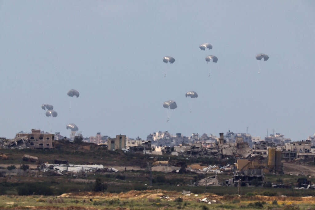 Parachute d'aide humanitaire dans la bande de Gaza, aujourd'hui, Reuters