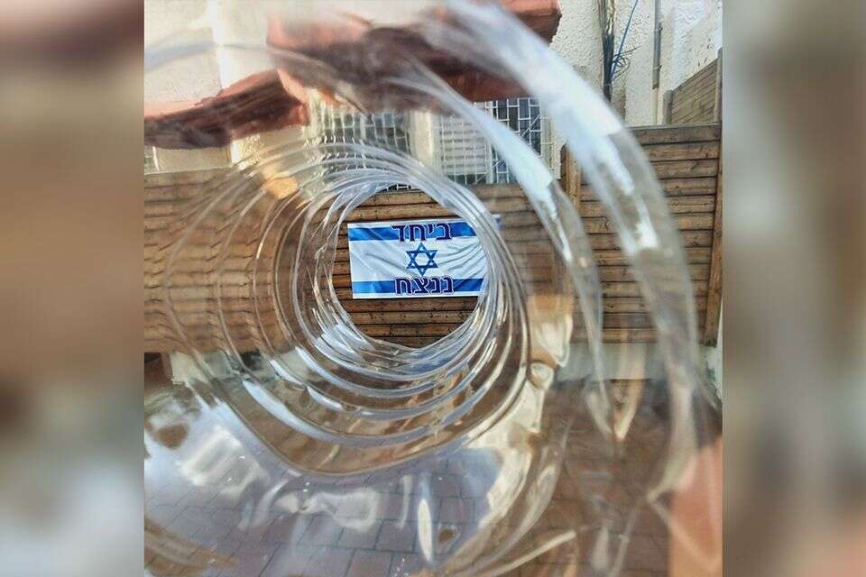 העבודה "מבעד לבקבוק", מתוך התערוכה , יח"צ