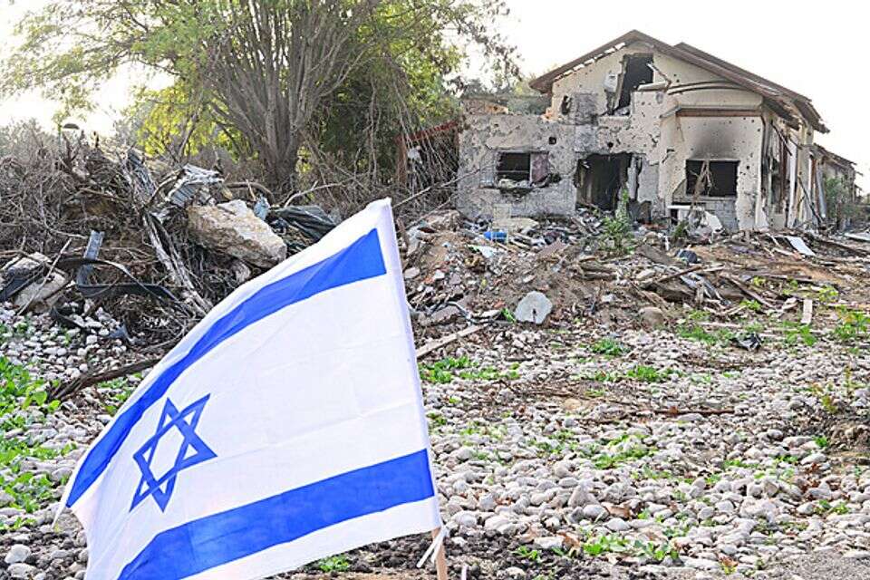 דגל ישראל על רקע בית הרוס בבארי , יוסי זליגר
