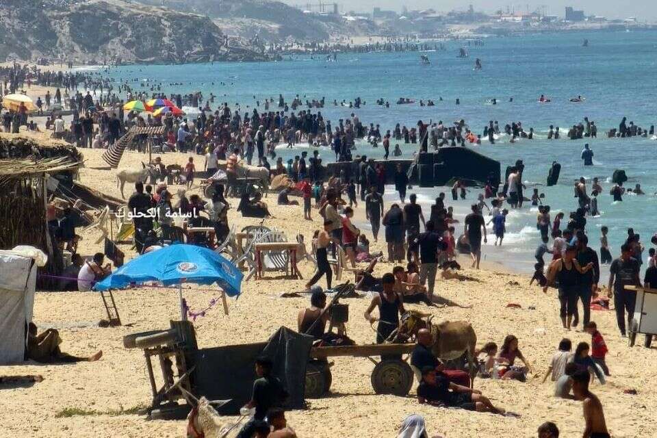 אלפי פלשתינים בחוף דיר אל-בלח במרכז רצועת עזה , רשתות ערביות