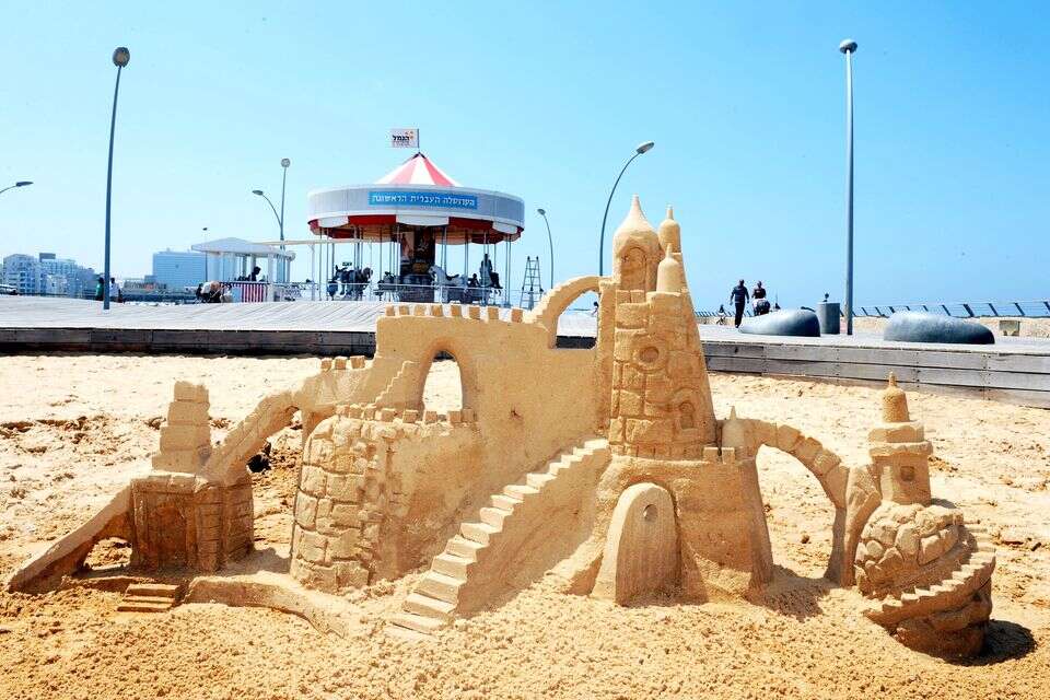 סדנת בניית ארמונות בחול חול המועד פסח בנמל תל אביב , כפיר סיון