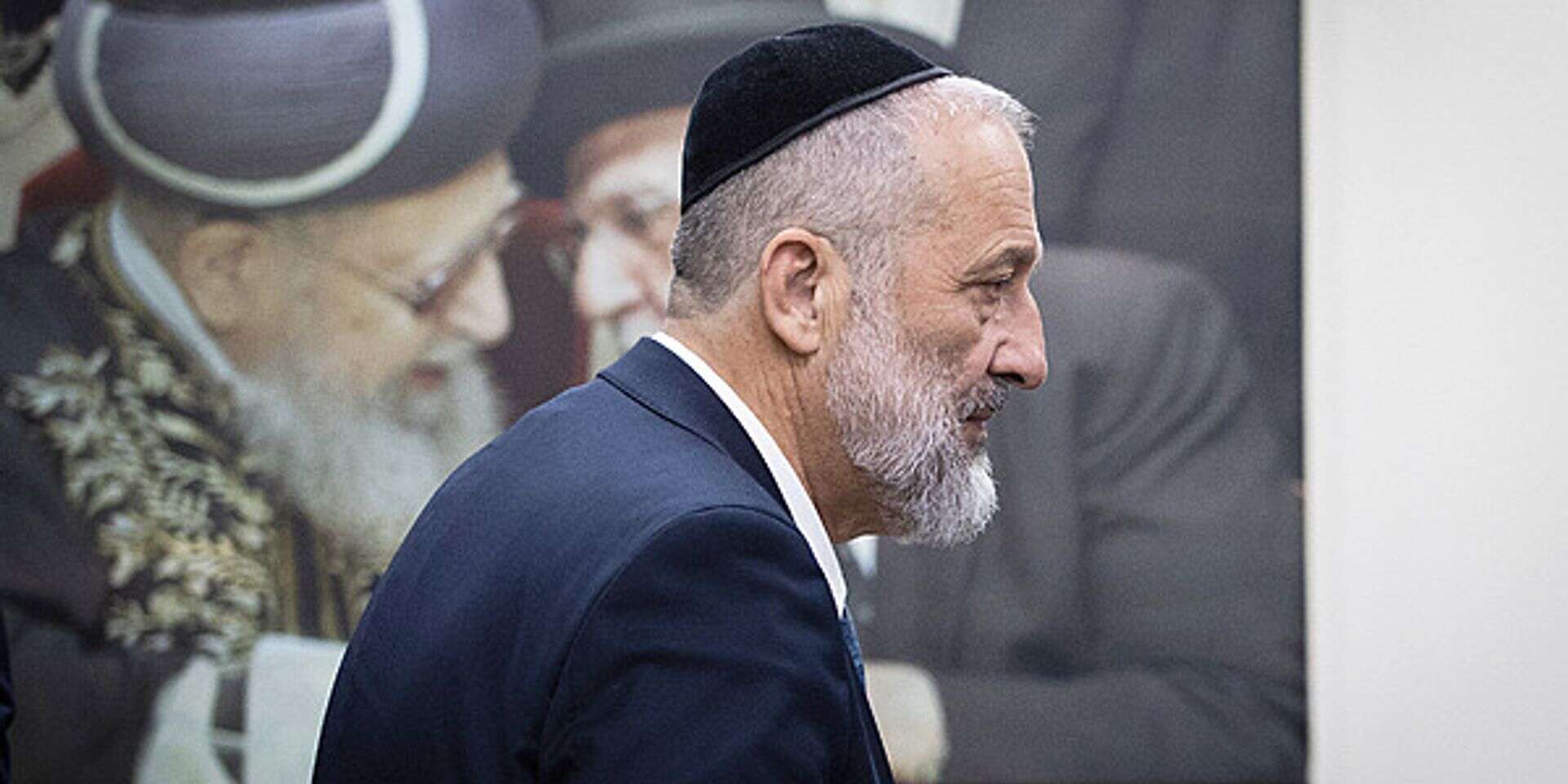 אריה דרעי על רקע תמונת הרב עובדיה יוסף זצ"ל , אורן בן חקון 