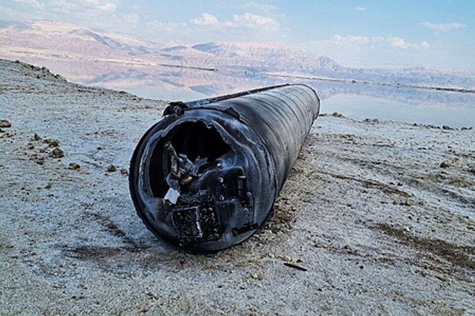 שרידי הטיל הבליסטי האיראני שנחת בחוף ים המלח , רויטרס