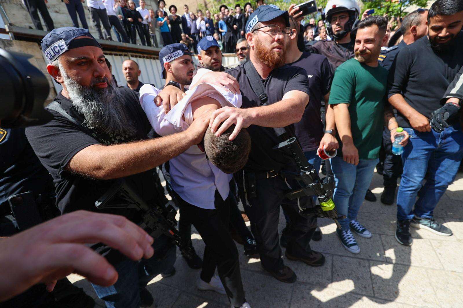 האזרח שסייע למשטרה ללכוד את המחבלים בירושלים משחזר: "ראיתי שני אנשים רצים עם הידיים על הראש"