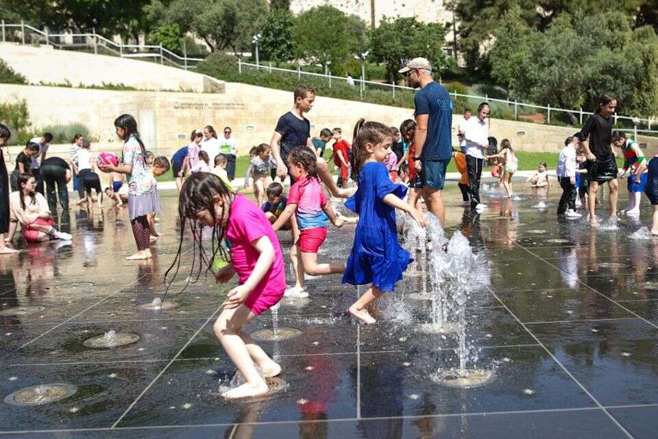 השרב כבר בפתח , אורן בן חקון