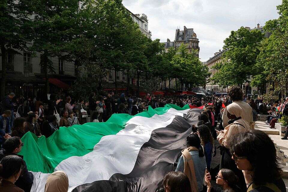 דגל פלשתיני ענק ליד הסורבון , אי.אף.פי