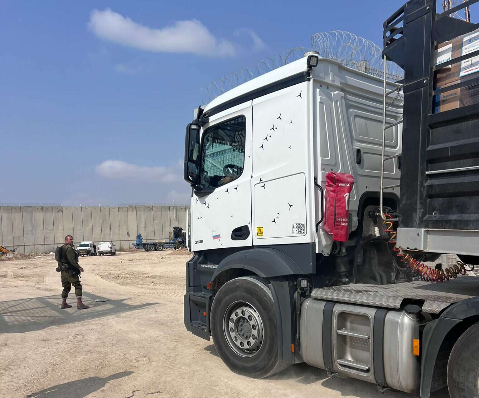 משאיות עם סיוע במעבר ארז (ארכיון) , דובר צה"ל