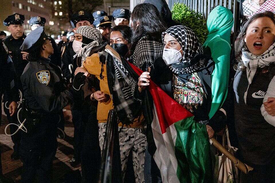 המשטרה מתחילה בפינוי המוחים באוניברסיטת קולומביה , איי.פי