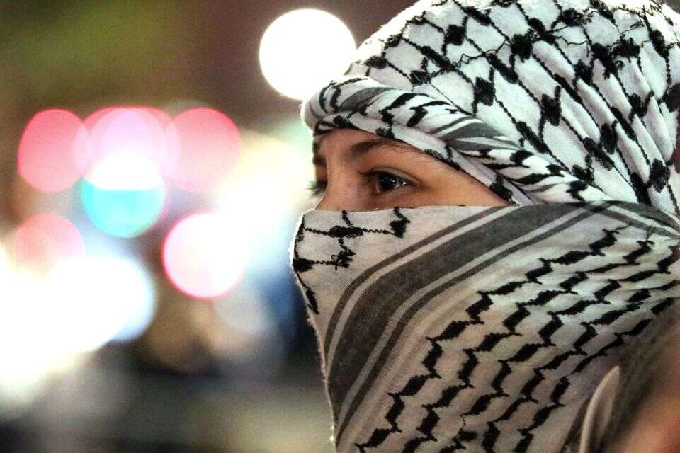 מפגינה פרו־חמאסית רעולת פנים באוניברסיטת קולומביה , AFP
