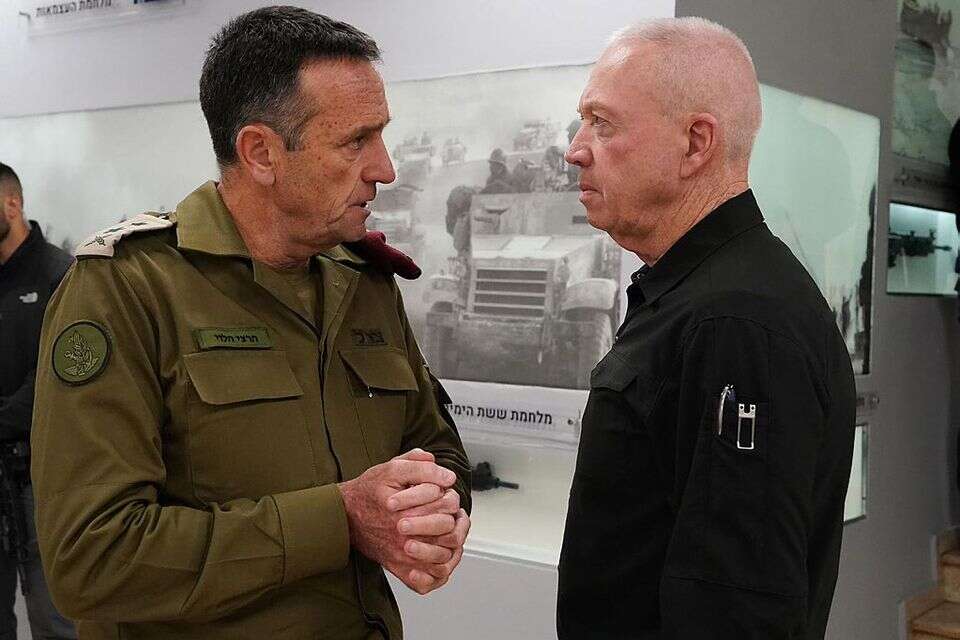 שר הביטחון, יואב גלנט, והרמטכ"ל, הרצוי הלוי , אריאל חרמוני, משרד הביטחון