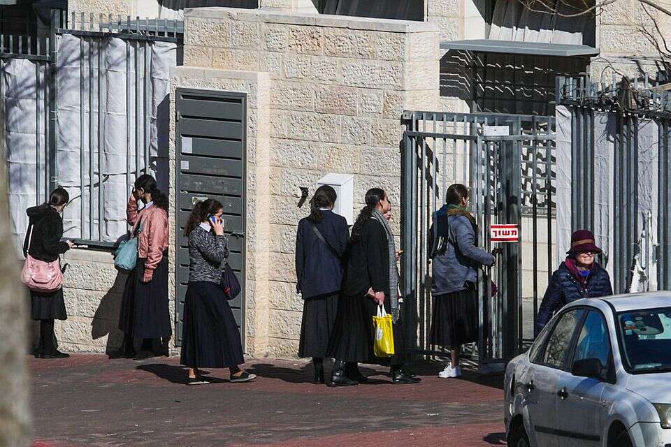 התביעה דורשת פיצוי של 50 אלף ש"ח לכל תלמידה. סמינר בית יעקב (ארכיון, למצולמות אין קשר לכתבה) , אורן בן חקון