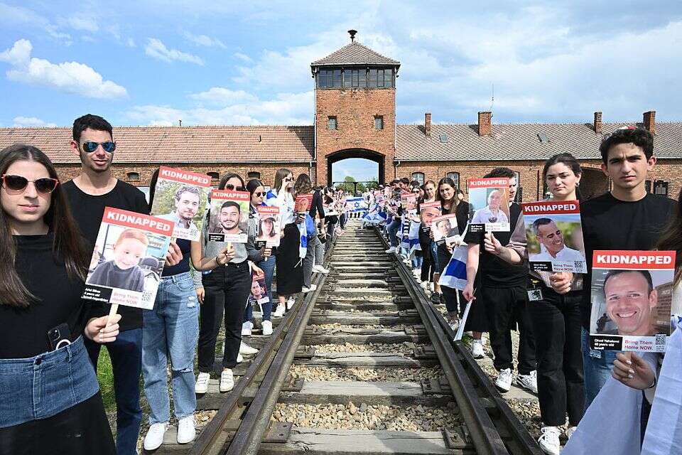 משתתפי מצעד החיים במחנה ההשמדה בירקנאו (ארכיון) , יוסי זליגר