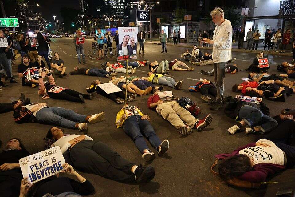 מפגינים שוכבים על הכביש במהלך ההפגנה, הערב , קוקו