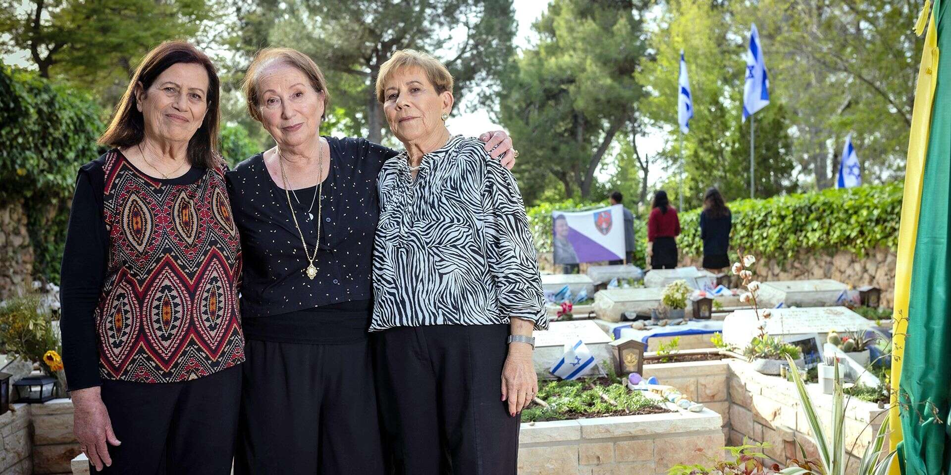 מימין: יהודית רוזנבוים, הדסה סלוטקי ואורה רייך , אריק סולטן