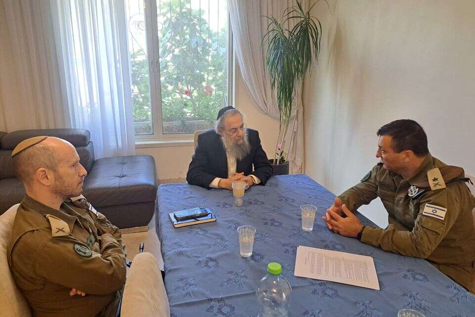 הרב לייבל ובכירי צה"ל דנים בגיוס החרדים , ללא קרדיט