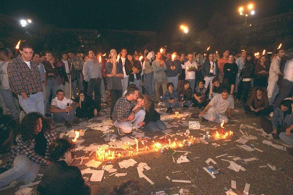 התמונות רודפות אותי בחלומות. נוער הנרות, שעות ספורות לאחר רצח רבין, 4 בנובמבר 1995 , צביקה ישראלי / לע"מ