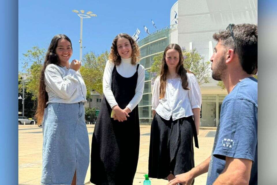 תלמידות אולפנה דתיות פגשו תל אביבים חילונים , עדי עייש 