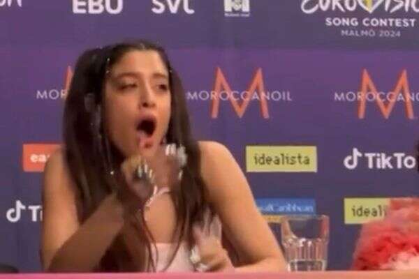 מרינה סאטי במהלך מסיבת העיתונאים , ללא