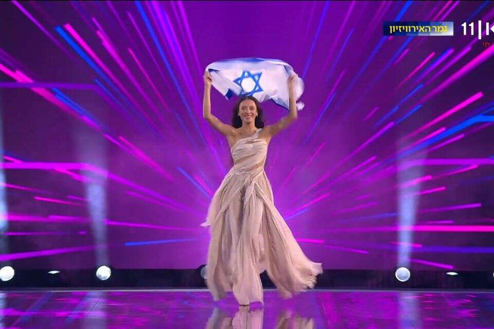 עדן גולן עולה לבמה עם דגל ישראל , מתוך כאן 11