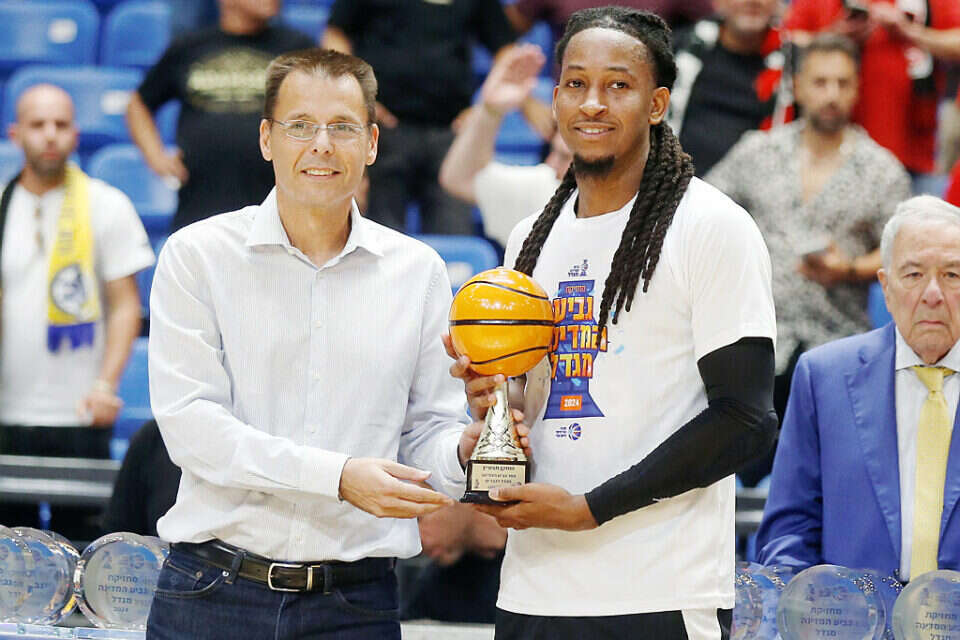 סמית' עם תואר ה-MVP, אתמול בהיכל , אלן שיבר
