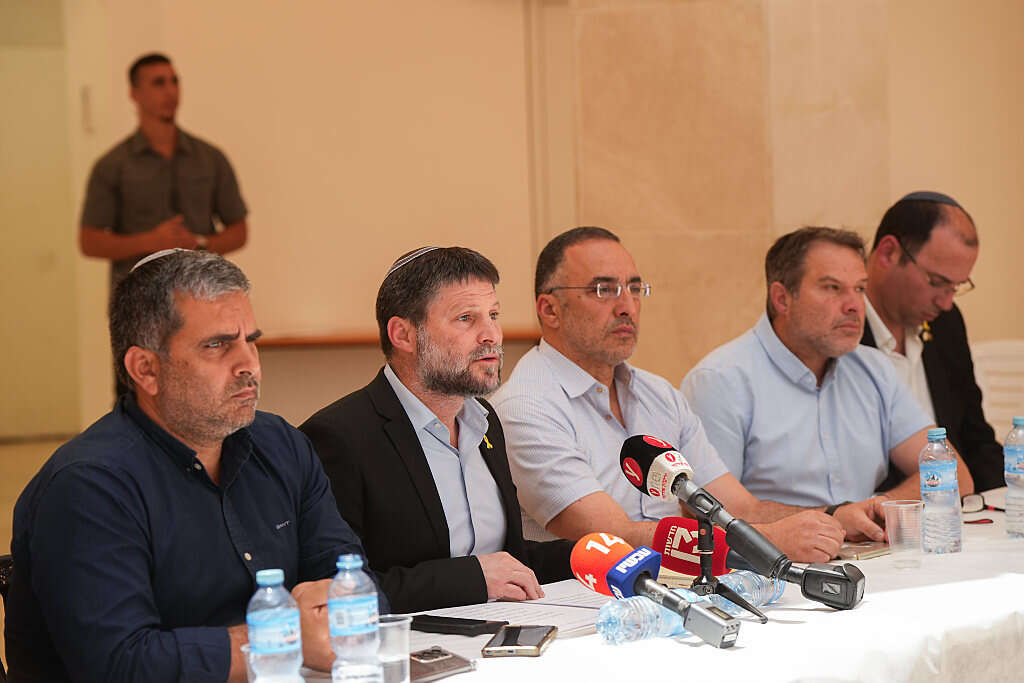 לתוך הלילה: בציונות הדתית דנו על חוק הגיוס עם רבנים וראשי ישיבות