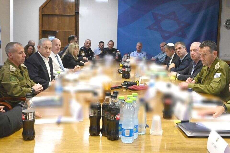 מחלוקות קשות. ישיבת הקבינט המדיני-ביטחוני (ארכיון) , אריאל חרמוני