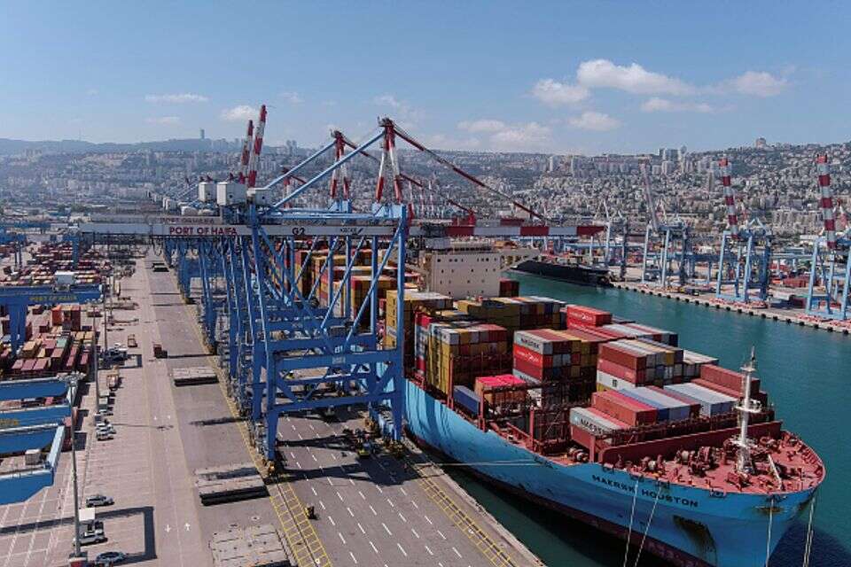 ספינה עם מכולות בנמל חיפה , רויטרס
