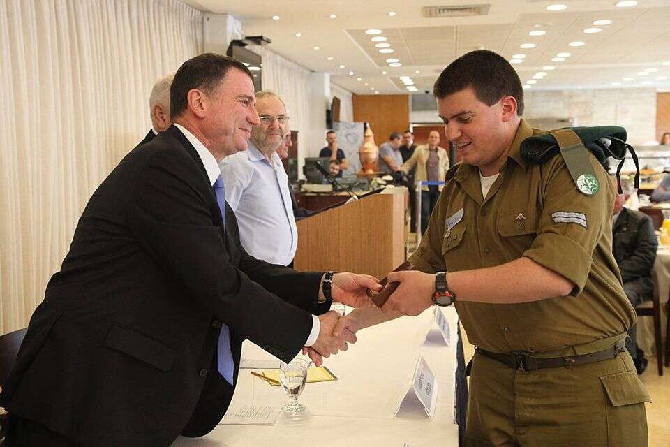חייל בתוכנית "רואים רחוק" של הצבא מקבל מדליה מידי יו"ר הכנסת דאז , דוברות הכנסת